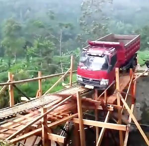 絶対に危険な木製橋に挑んで落下するトラック