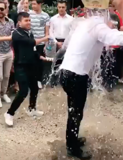 結婚式で水をかけられまくる男