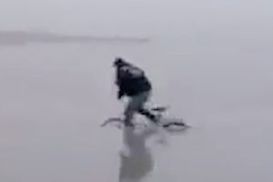 凍った川の上で自転車に乗るとこうなる