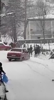 雪の坂道をナメていた運転手