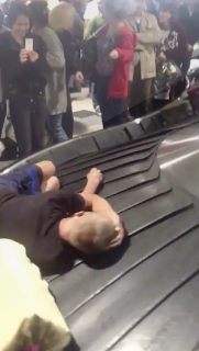 空港で眠りこける男