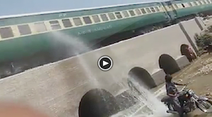 走行中の電車にバイクの後輪を使って水をかける最低男