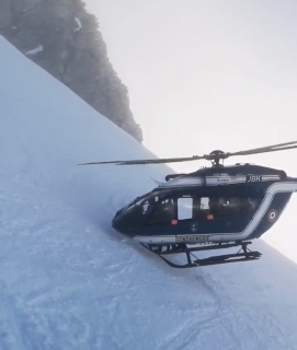雪山斜面でのベテランヘリコプター救助