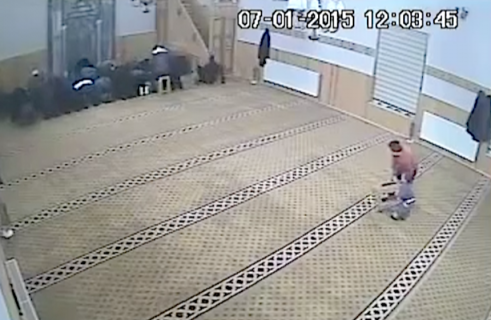 モスクでイタズラをする男の子