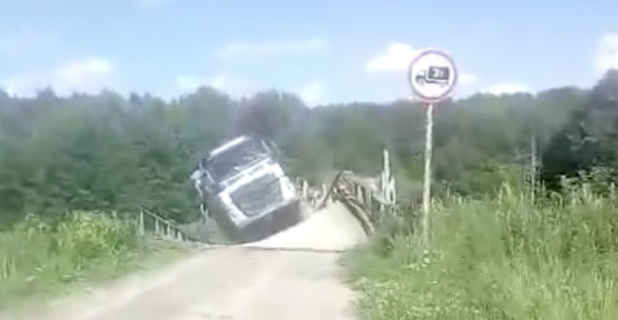 トラックの重さに耐えられず橋が崩壊