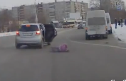 移動中の車から落下する子供