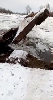 氷の圧力でジワジワと崩れる橋