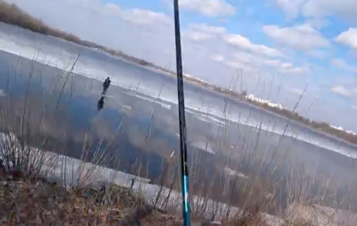 氷上に取り残された子どもを釣竿で救助
