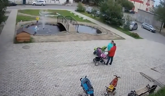 公園の池に落ちた子どもを救助