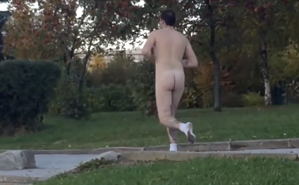 裸でジョギングする男