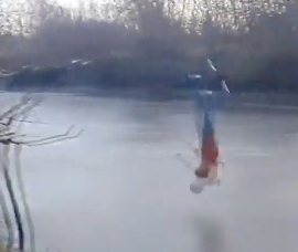 凍った川にダイブする謎の男