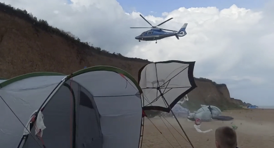 ヘリコプター接近でテント崩壊