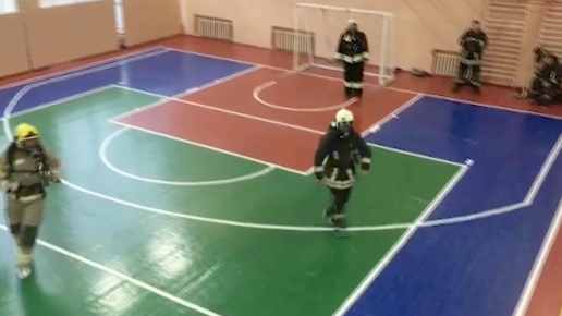 防護服でサッカーをする消防士