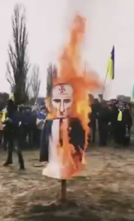 燃えるプーチンの人形