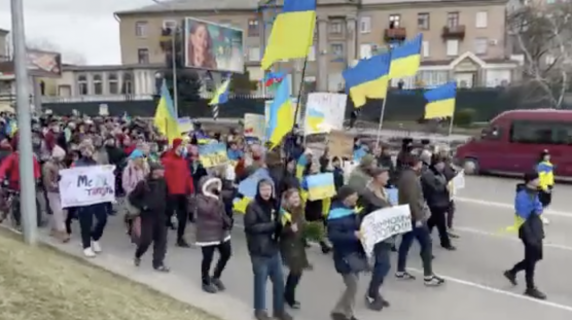 ウクライナでの反戦デモの様子
