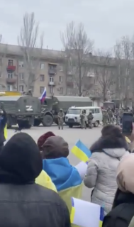 ウクライナの街を占拠するロシア兵