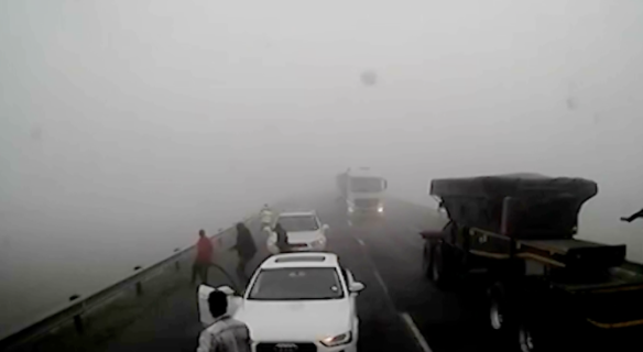 濃霧で多重事故の瞬間