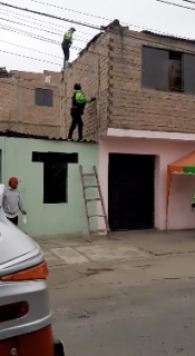 ボロ過ぎる屋根に苦戦する警察