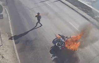 バイク転倒で炎上