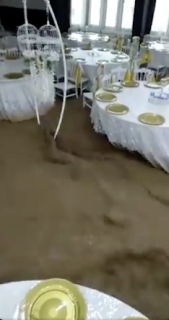 洪水でメチャクチャになる結婚式場