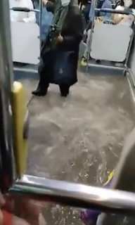 洪水の中を進むバス