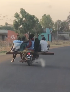 アフリカ流バイクに大勢で乗る方法