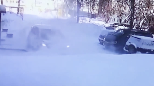 巨大な雪の塊が車に落下