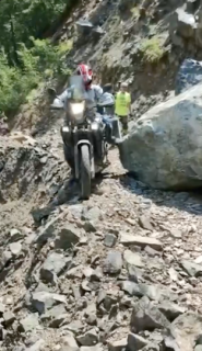 細い道を渡れずに崖から落下するバイク
