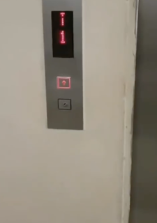 降りれないエレベーター