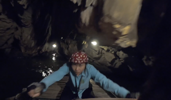 極狭の洞窟を見事な技で進むボート