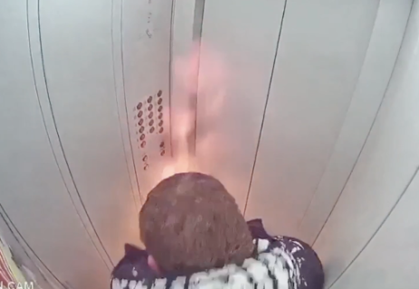 エレベーター内で火を使うおバカ危機一髪