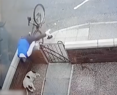 壁にぶつかってそのまま倒れる自転車男