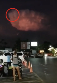 雷雲の周りを飛び回るUFO