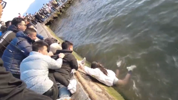 足で湖に落ちた女性を救出