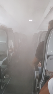 飛行機の中で煙が発生？