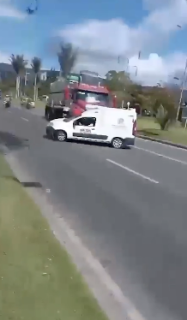 車を押しながら走るトラック