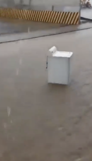 洪水で流れてくる洗濯機