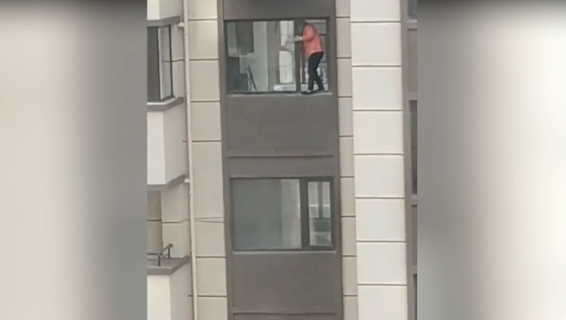 7階の窓を大胆に掃除する女性