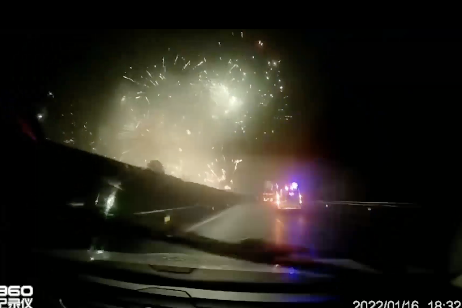 高速道路上で爆発する花火