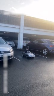 おもちゃの車を見事に駐車する子ども