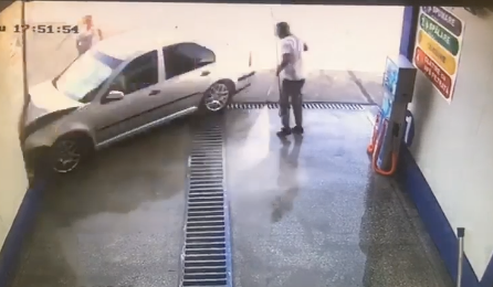 洗車中に暴走車をミラクル回避
