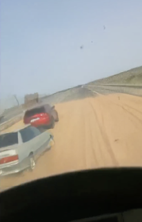 砂が散乱した道路で事故誘発