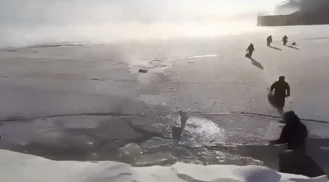 氷が割れてダッシュで逃げる釣り人たち