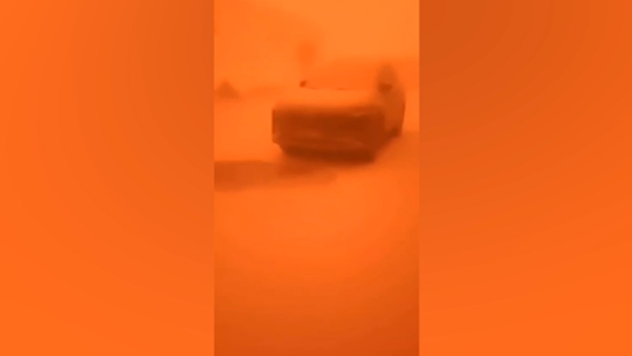 砂嵐で外がオレンジ色の世界に