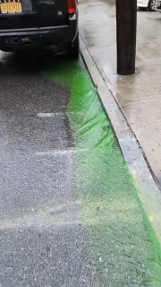 マンホールから謎の緑の液体が噴出