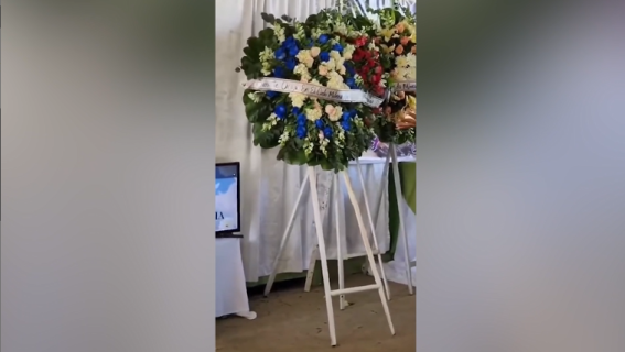 葬儀中に動き出した花輪