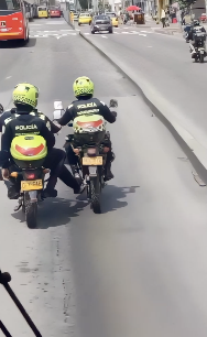 バイクでバイクを押す警察