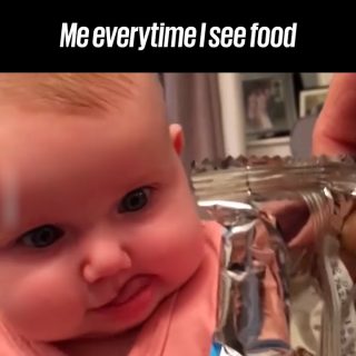 食べ物を見てペロペロしちゃう赤ちゃん