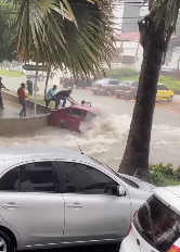 洪水で流された車から人を救出