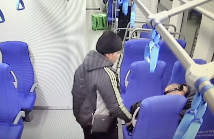 電車で寝てる乗客から物を盗む男